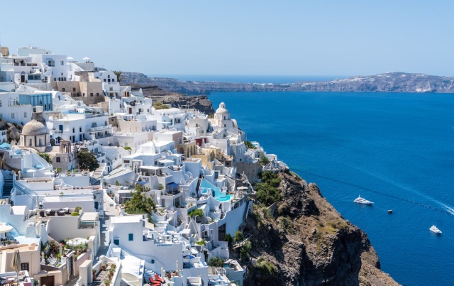 Greckie wyspy to nie tylko błękitne wody i złociste plaże, ale również bogactwo kultury skupione w ich urokliwych miastach. Każde z tych miejsc oferuje niepowtarzalną mieszankę historii, architektury i lokalnych smaków, które zachwycają każdego podróżnika. Oto przewodnik po fascynujących miastach, które koniecznie musisz odwiedzić, będąc na greckich wyspach.