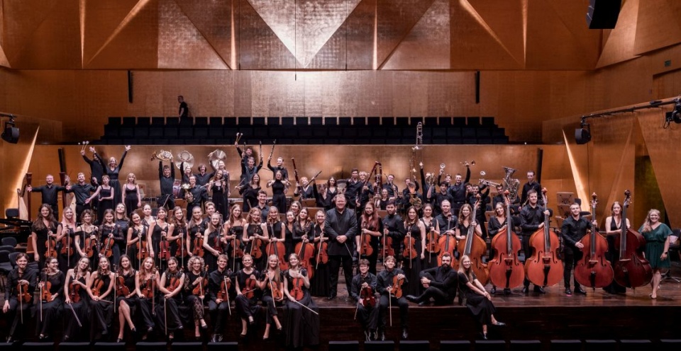 International Lutosławski Youth Orchestra 2023 pod dyrekcją Rune Bergmanna z tutorami i producentami przedsięwzięcia w Złotej Sali Filharmonii w Szczecinie. Fot. Piotr Nykowski