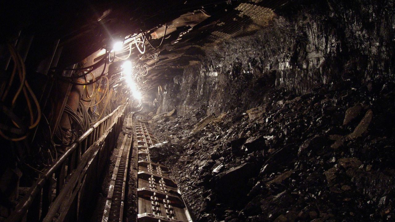 Czterej górnicy poszukiwani po wstrząsie w kopalni w Mysłowicach