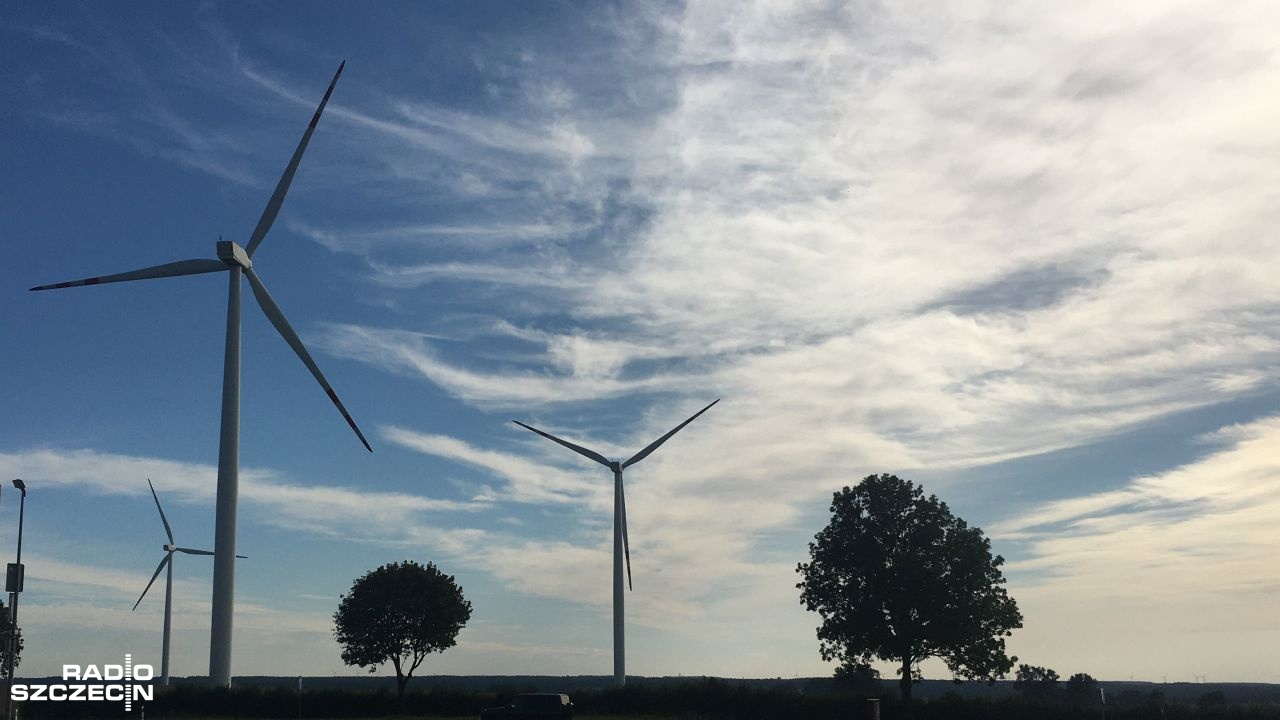 Województwo zachodniopomorskie sercem energetyki odnawialnej. To tu królują farmy wiatrowe - nie tylko lądowe, ale i wodne. Goście audycji Radio Szczecin na Wieczór rozmawiali o energii odnawialnej.