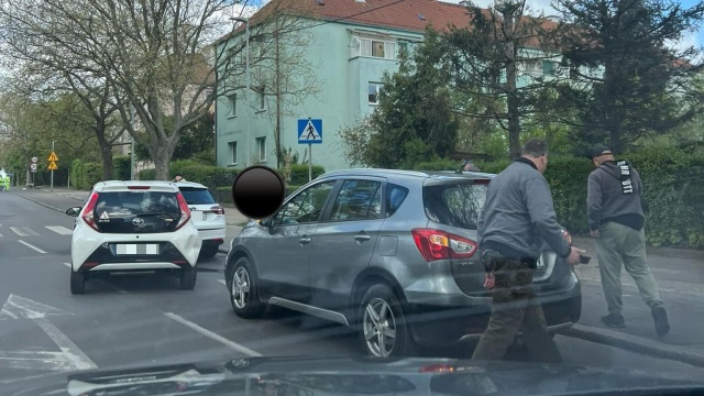 Trzy samochody zderzyły się na jezdni w stronę ulicy Derdowskiego.