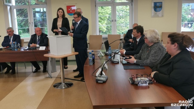 Taktyczny sojusz prezydenckiego stowarzyszenia Stargard XXI z radnymi PiS-u pozwolił na utworzenie większości w Radzie Powiatu Stargardzkiego, podczas pierwszej sesji w nowej kadencji.