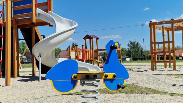 To nowe miejsce do wspólnego spędzania czasu dla dorosłych i dla dzieci - nowy plac zabaw zbudowano w Kurowie (gmina Kołbaskowo).