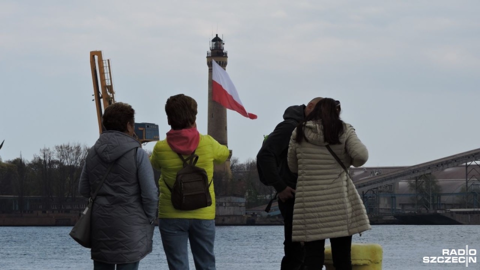Dzień Flagi bez flagi na latarni morskiej w Świnoujściu