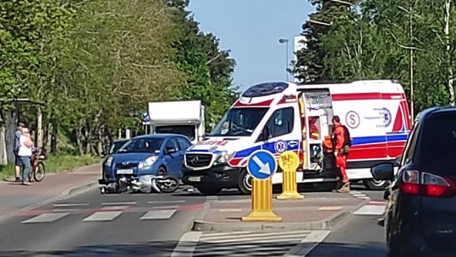 Wypadek z skutera i samochodu osobowego w Świnoujściu. Do zdarzenia doszło przy ul. Karsiborskiej, zaraz za tunelem.