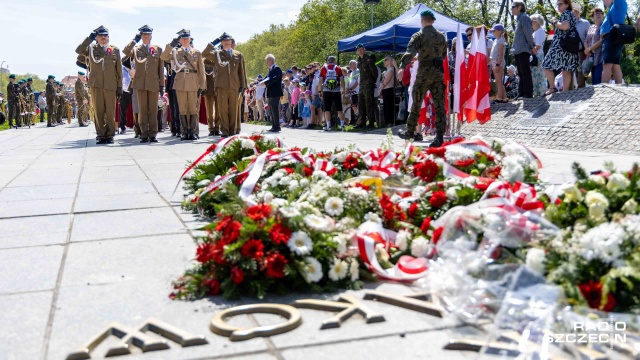 Apel pamięci, salwa honorowa i złożenie kwiatów przed Pomnikiem Czynu Polaków - tak było dziś na szczecińskich Jasnych Błoniach. Odbyły się tam oficjalne obchody święta konstytucji 3 maja.